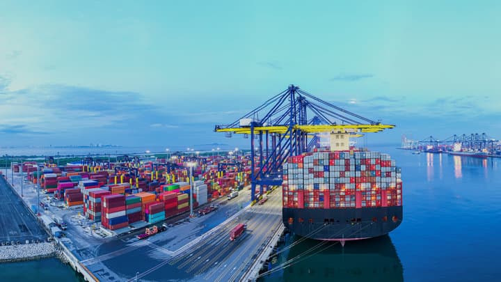 Контейнерен кораб на пристанище, готов за трансатлантически превоз