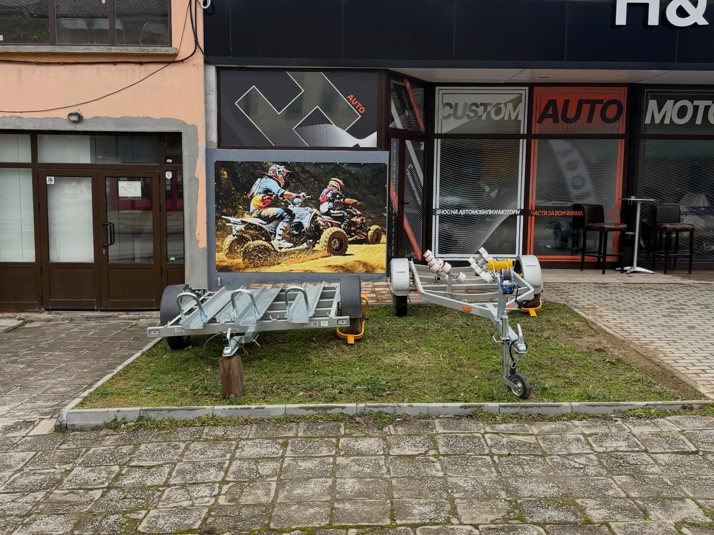 Ремаркета за превоз пред шоурума на H&T Group